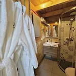 Authentique - Insolite - Sauna & Telecabine - Menage, Serviettes, Lit Fait Inclus Rochesson